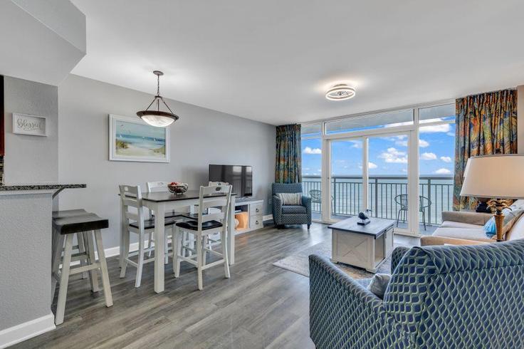 Sala de estar elegantemente projetada com móveis modernos em um apartamento no Building North Ocean Boulevard - hosteeva - 1268877 - USA em Myrtle Beach, Myrtle Beach Sala de estar elegantemente projetada com móveis modernos em um apartamento no Building North Ocean Boulevard - hosteeva - 1268877 - USA em Myrtle Beach, Myrtle Beach
