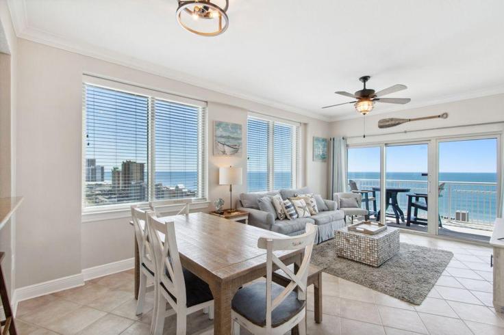 Salle de séjour élégante avec mobilier moderne dans un appartement à Building West Beach Boulevard - hosteeva - 1266307 - USA à Gulf Shores, Gulf Shores