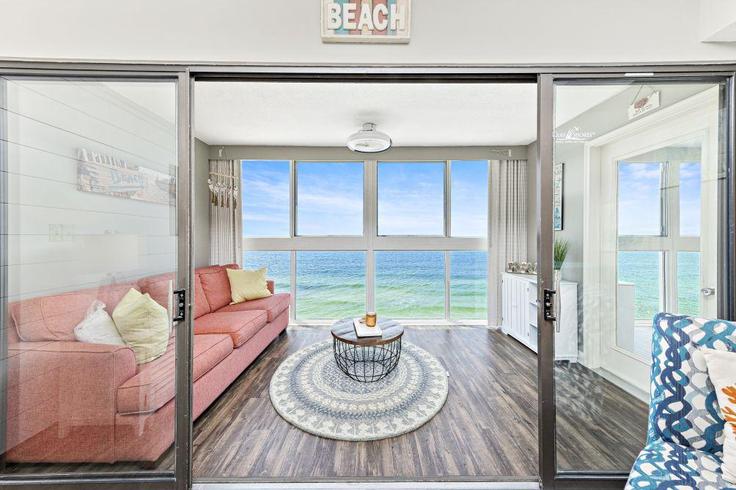 Salle de séjour élégante avec mobilier moderne dans un appartement à Building West Beach Boulevard - hosteeva - 1266242 - USA à Gulf Shores, Gulf Shores