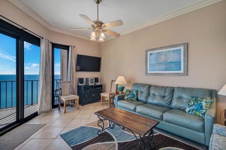 Salle de séjour élégante avec mobilier moderne dans un appartement à Building Perdido Beach Boulevard - hosteeva - 1369636 à Orange Beach, Orange Beach Salle de séjour élégante avec mobilier moderne dans un appartement à Building Perdido Beach Boulevard - hosteeva - 1369636 à Orange Beach, Orange Beach