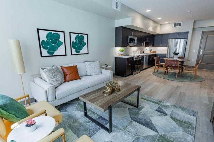 Elegante sala de estar con mobiliario moderno en un apartamento en Building Bayswater Avenue - hosteeva - 1355270 en Burlingame, Burlingame