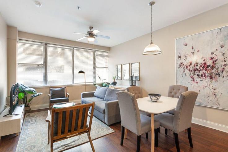 Elegant gestaltetes Wohnzimmer mit moderner Einrichtung in einer Wohnung im Building Common Street - hosteeva - 1266912 - USA in New Orleans, New Orleans Elegant gestaltetes Wohnzimmer mit moderner Einrichtung in einer Wohnung im Building Common Street - hosteeva - 1266912 - USA in New Orleans, New Orleans