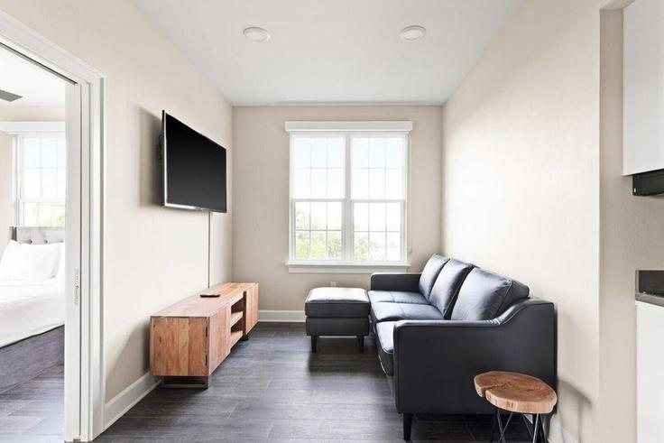 Elegant gestaltetes Wohnzimmer mit moderner Einrichtung in einer Wohnung im Building Saint Claude Avenue - hosteeva - 1266595 - USA in New Orleans, New Orleans