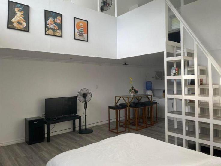 Building Barangay Maricalum - hosteeva - 1268875 adresindeki bir dairede modern mobilyalarla zarif bir şekilde tasarlanmış oturma odası Sipalay City, Sipalay City Building Barangay Maricalum - hosteeva - 1268875 adresindeki bir dairede modern mobilyalarla zarif bir şekilde tasarlanmış oturma odası Sipalay City, Sipalay City
