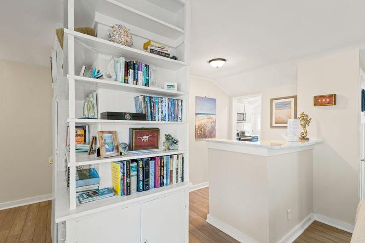 Sala de estar elegantemente projetada com móveis modernos em um apartamento no Building Council Lane - hosteeva - 1328675 em Gulf Shores, Gulf Shores