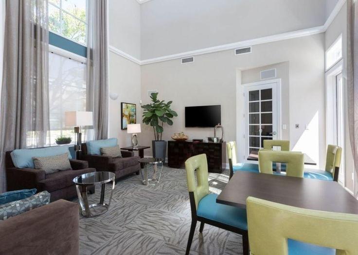 Sala de estar elegantemente projetada com móveis modernos em um apartamento no Building Bridgepointe Parkway - hosteeva - 1355266 em San Mateo, San Mateo