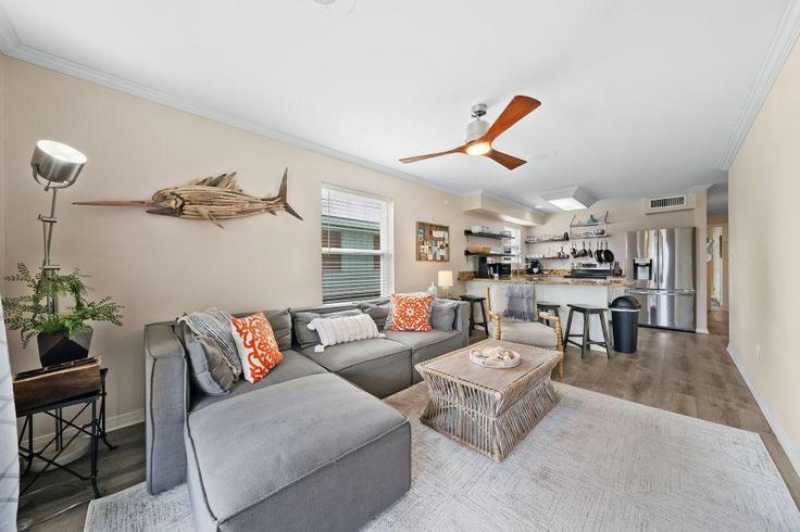 Sala de estar elegantemente projetada com móveis modernos em um apartamento no Building West Lagoon Avenue - hosteeva - 1266261 - USA em Gulf Shores, Gulf Shores Sala de estar elegantemente projetada com móveis modernos em um apartamento no Building West Lagoon Avenue - hosteeva - 1266261 - USA em Gulf Shores, Gulf Shores