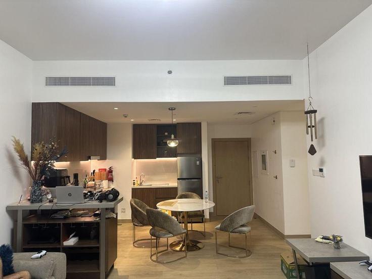 Jumeirah, Dubai 소재 Building Tariaq Bedon Esm - hosteeva - 1357112 유닛에 마련된, 현대적인 가구로 꾸며진 우아한 디자인의 거실 Jumeirah, Dubai 소재 Building Tariaq Bedon Esm - hosteeva - 1357112 유닛에 마련된, 현대적인 가구로 꾸며진 우아한 디자인의 거실