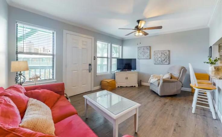 Gulf Shores Gulf ShoresのBuilding West Beach Boulevard - hosteeva - 1370866のアパートメントにある、モダンな家具を備えたエレガントなデザインのリビングルーム