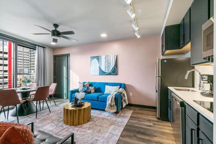 Elegant gestaltetes Wohnzimmer mit moderner Einrichtung in einer Wohnung im Building Canal Street - hosteeva - 1267087 - USA in New Orleans, New Orleans