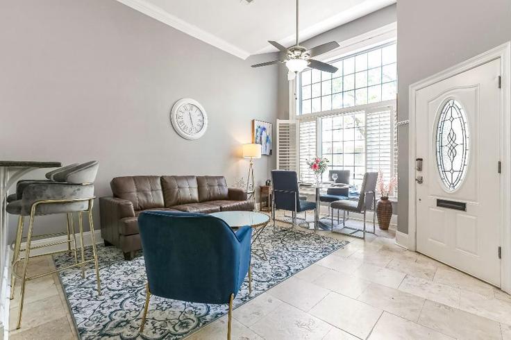 New Orleans, New Orleans에 위치한 Building Carondelet Street - hosteeva - 1267151 - USA 아파트의 세련된 인테리어가 돋보이는 거실 New Orleans, New Orleans에 위치한 Building Carondelet Street - hosteeva - 1267151 - USA 아파트의 세련된 인테리어가 돋보이는 거실