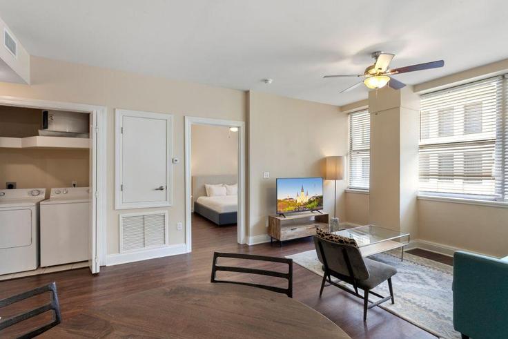Salle de séjour élégante avec mobilier moderne dans un appartement à Building Common Street - hosteeva - 1266936 - USA à New Orleans, New Orleans Salle de séjour élégante avec mobilier moderne dans un appartement à Building Common Street - hosteeva - 1266936 - USA à New Orleans, New Orleans