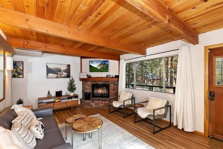 Building La Cerena Avenue - hosteeva - 1266263 - LAX adresindeki bir dairede modern mobilyalarla zarif bir şekilde tasarlanmış oturma odası Big Bear Lake, Big Bear Lake Building La Cerena Avenue - hosteeva - 1266263 - LAX adresindeki bir dairede modern mobilyalarla zarif bir şekilde tasarlanmış oturma odası Big Bear Lake, Big Bear Lake