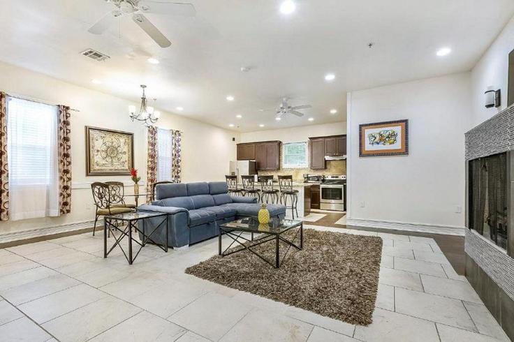 Building Carondelet Street - hosteeva - 1269252 - USA adresindeki bir dairede modern mobilyalarla zarif bir şekilde tasarlanmış oturma odası New Orleans, New Orleans Building Carondelet Street - hosteeva - 1269252 - USA adresindeki bir dairede modern mobilyalarla zarif bir şekilde tasarlanmış oturma odası New Orleans, New Orleans
