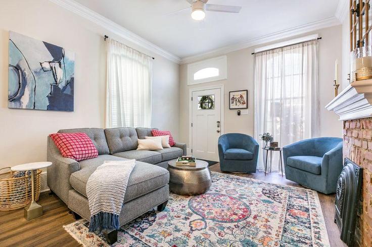 New Orleans New OrleansのBuilding Martin Luther King Junior Boulevard - hosteeva - 1269147 - USAのアパートメントにある、モダンな家具を備えたエレガントなデザインのリビングルーム New Orleans New OrleansのBuilding Martin Luther King Junior Boulevard - hosteeva - 1269147 - USAのアパートメントにある、モダンな家具を備えたエレガントなデザインのリビングルーム
