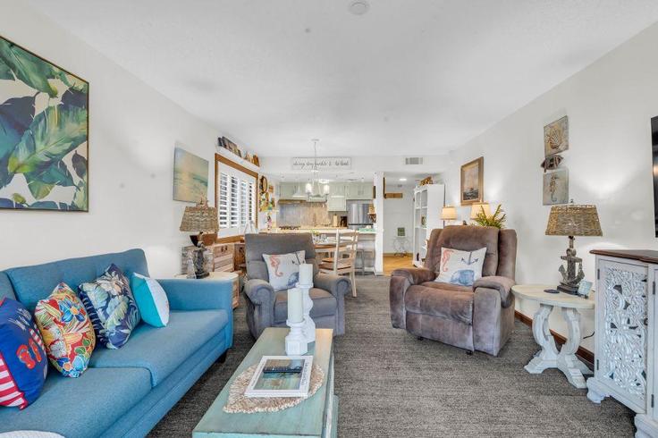 Elegant gestaltetes Wohnzimmer mit moderner Einrichtung in einer Wohnung im Building South Ocean Boulevard - hosteeva - 1366045 in Myrtle Beach, Myrtle Beach