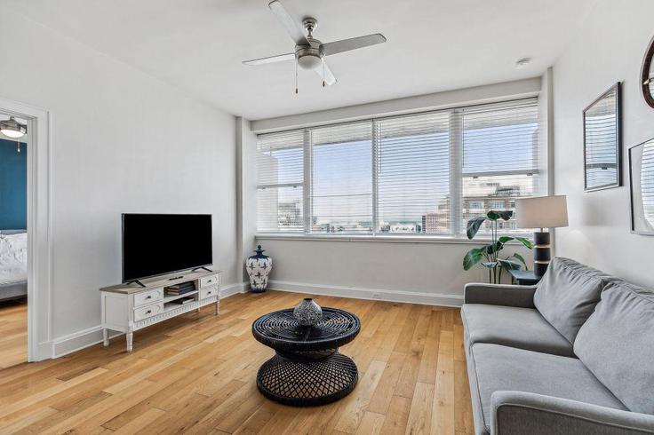 New Orleans, New Orleans에 위치한 Building Common Street - hosteeva - 1266879 - USA 아파트의 세련된 인테리어가 돋보이는 거실 New Orleans, New Orleans에 위치한 Building Common Street - hosteeva - 1266879 - USA 아파트의 세련된 인테리어가 돋보이는 거실