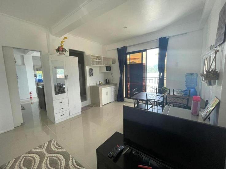 Building Barangay Maricalum - hosteeva - 1267850 adresindeki bir dairede modern mobilyalarla zarif bir şekilde tasarlanmış oturma odası Sipalay City, Sipalay City