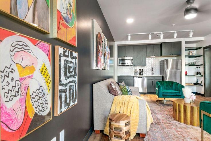 Sala de estar elegantemente projetada com móveis modernos em um apartamento no Building Canal Street - hosteeva - 1267071 - USA em New Orleans, New Orleans Sala de estar elegantemente projetada com móveis modernos em um apartamento no Building Canal Street - hosteeva - 1267071 - USA em New Orleans, New Orleans