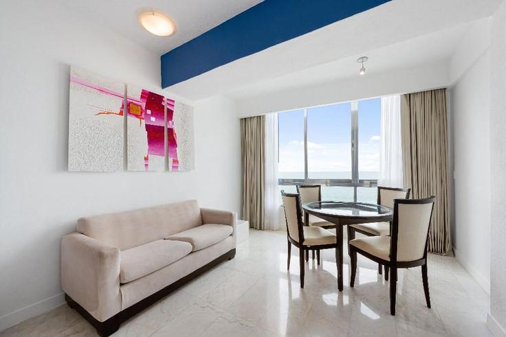 Sala de estar elegantemente projetada com móveis modernos em um apartamento no Building Avenida Sábalo Cerritos - hosteeva - 1268934 - MEX em Mazatlan, Mazatlan