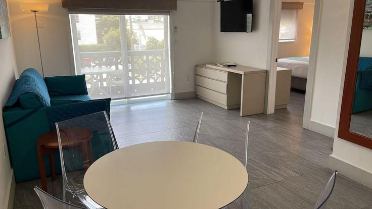 Salle de séjour élégante avec mobilier moderne dans un appartement à Building Indian Creek Drive - hosteeva - 1267234 - MIA à Miami Beach, Miami Beach Salle de séjour élégante avec mobilier moderne dans un appartement à Building Indian Creek Drive - hosteeva - 1267234 - MIA à Miami Beach, Miami Beach