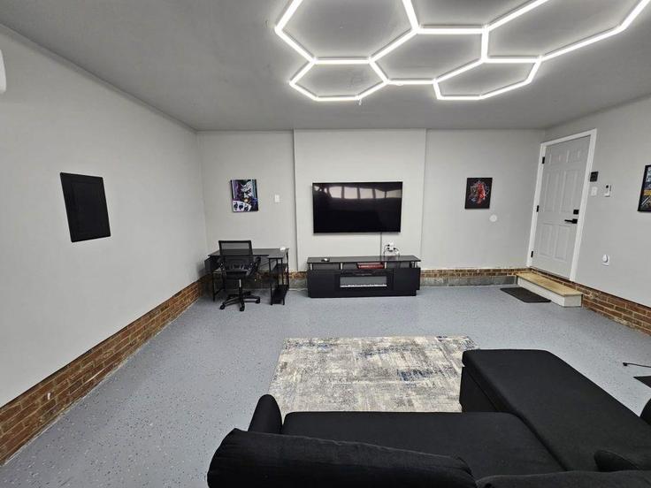 Sala de estar elegantemente projetada com móveis modernos em um apartamento no Building Quail Ridge Drive - hosteeva - 1266300 - USA em Charlotte, Charlotte