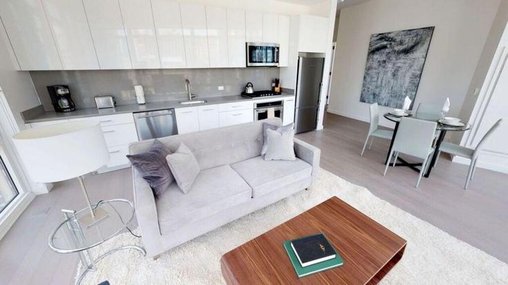 Salle de séjour élégante avec mobilier moderne dans un appartement à Building West 33rd Street - hosteeva - 1363106 à Manhattan, New York