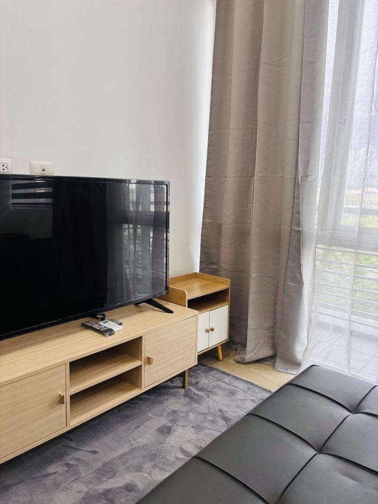 Mandurriao, Iloilo City에 위치한 Building PG9X+999 - hosteeva - 1368487 유닛의 세련된 인테리어가 돋보이는 거실 Mandurriao, Iloilo City에 위치한 Building PG9X+999 - hosteeva - 1368487 유닛의 세련된 인테리어가 돋보이는 거실