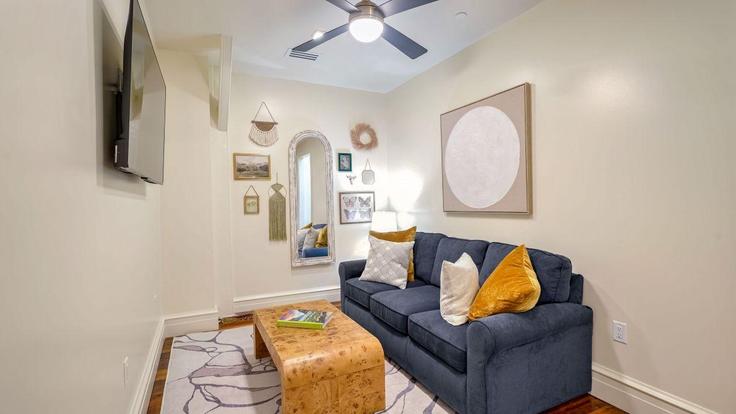 Building Baronne Street - hosteeva - 1267114 adresindeki bir dairede modern mobilyalarla zarif bir şekilde tasarlanmış oturma odası New Orleans, New Orleans Building Baronne Street - hosteeva - 1267114 adresindeki bir dairede modern mobilyalarla zarif bir şekilde tasarlanmış oturma odası New Orleans, New Orleans