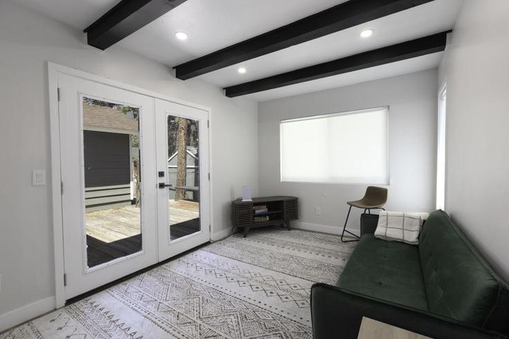 Building Fox Farm Road - hosteeva - 1342135 adresindeki bir dairede modern mobilyalarla zarif bir şekilde tasarlanmış oturma odası Big Bear Lake, Big Bear Lake Building Fox Farm Road - hosteeva - 1342135 adresindeki bir dairede modern mobilyalarla zarif bir şekilde tasarlanmış oturma odası Big Bear Lake, Big Bear Lake