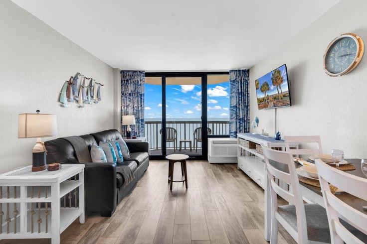 Salle de séjour élégante avec mobilier moderne dans un appartement à Building South Ocean Boulevard - hosteeva - 1508151 à Myrtle Beach, Myrtle Beach Salle de séjour élégante avec mobilier moderne dans un appartement à Building South Ocean Boulevard - hosteeva - 1508151 à Myrtle Beach, Myrtle Beach
