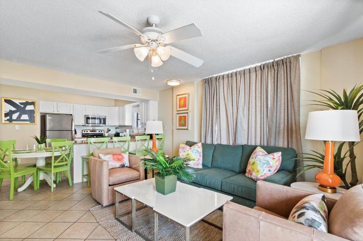 Elegant gestaltetes Wohnzimmer mit moderner Einrichtung in einer Wohnung im Building Perdido Beach Boulevard - hosteeva - 1325298 in Orange Beach, Orange Beach Elegant gestaltetes Wohnzimmer mit moderner Einrichtung in einer Wohnung im Building Perdido Beach Boulevard - hosteeva - 1325298 in Orange Beach, Orange Beach