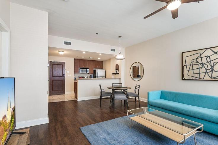 Elegante sala de estar con mobiliario moderno en un apartamento en Building Common Street - hosteeva - 1266911 - USA en New Orleans, New Orleans Elegante sala de estar con mobiliario moderno en un apartamento en Building Common Street - hosteeva - 1266911 - USA en New Orleans, New Orleans