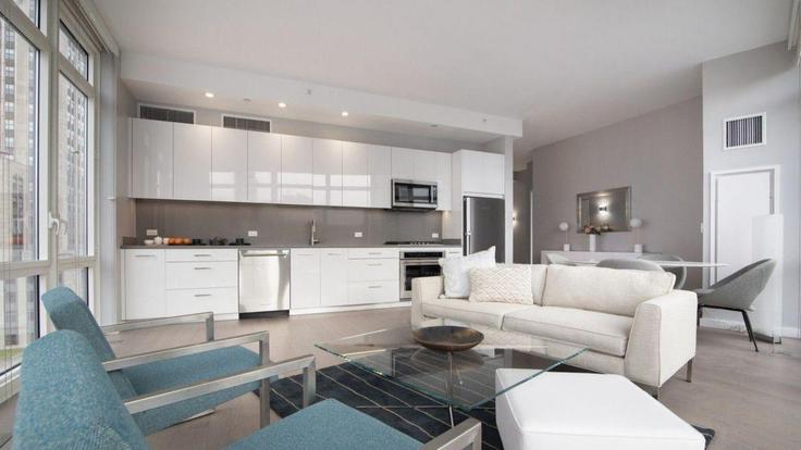 Salle de séjour élégante avec mobilier moderne dans un appartement à Building West 33rd Street - hosteeva - 1363113 à Manhattan, New York