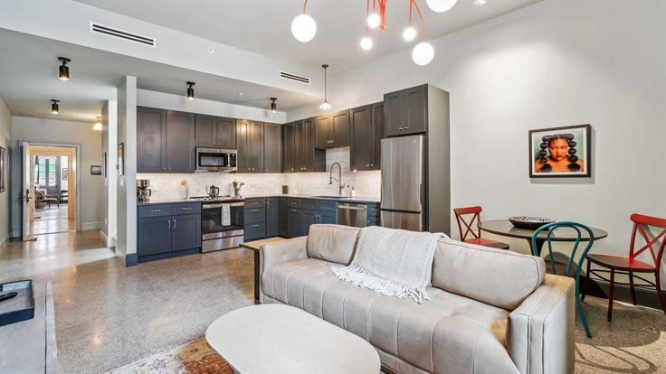 New Orleans New OrleansのBuilding South Rampart Street - hosteeva - 1267173 - USAのアパートメントにある、モダンな家具を備えたエレガントなデザインのリビングルーム New Orleans New OrleansのBuilding South Rampart Street - hosteeva - 1267173 - USAのアパートメントにある、モダンな家具を備えたエレガントなデザインのリビングルーム