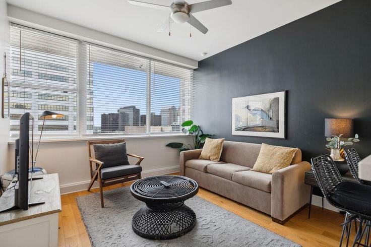 Elegant gestaltetes Wohnzimmer mit moderner Einrichtung in einer Wohnung im Building Common Street - hosteeva - 1266896 - USA in New Orleans, New Orleans