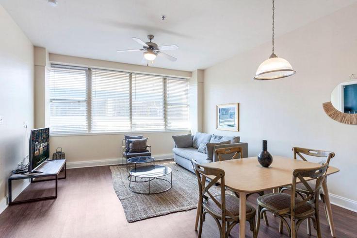 Building Common Street - hosteeva - 1266929 - USA adresindeki bir dairede modern mobilyalarla zarif bir şekilde tasarlanmış oturma odası New Orleans, New Orleans Building Common Street - hosteeva - 1266929 - USA adresindeki bir dairede modern mobilyalarla zarif bir şekilde tasarlanmış oturma odası New Orleans, New Orleans