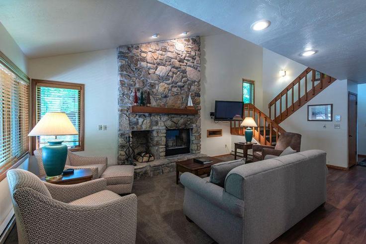 Sala de estar elegantemente projetada com móveis modernos em um apartamento no Building Forest Ridge Road - hosteeva - 1266009 - USA em Baileys Harbor, Baileys Harbor