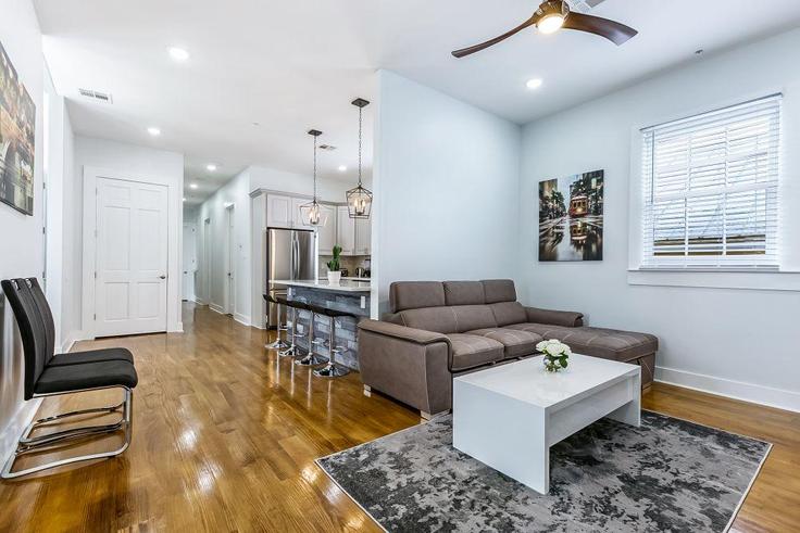 New Orleans, New Orleans에 위치한 Building Baronne Street - hosteeva - 1269196 - USA 유닛의 세련된 인테리어가 돋보이는 거실 New Orleans, New Orleans에 위치한 Building Baronne Street - hosteeva - 1269196 - USA 유닛의 세련된 인테리어가 돋보이는 거실
