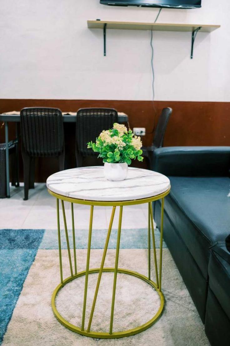 Elegante sala de estar con mobiliario moderno en un apartamento en Building Gregorio Drive - hosteeva - 1267671 en Zamboanga City, Zamboanga City