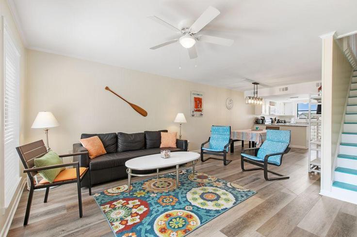 Salle de séjour élégante avec mobilier moderne dans un appartement à Building West 6th Street - hosteeva - 1266593 - USA à Gulf Shores, Gulf Shores Salle de séjour élégante avec mobilier moderne dans un appartement à Building West 6th Street - hosteeva - 1266593 - USA à Gulf Shores, Gulf Shores