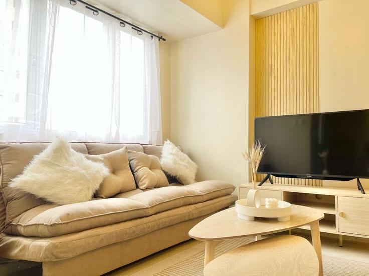 Mandurriao, Iloilo City에 위치한 Building Donato Pison Avenue - hosteeva - 1266464 유닛의 세련된 인테리어가 돋보이는 거실 Mandurriao, Iloilo City에 위치한 Building Donato Pison Avenue - hosteeva - 1266464 유닛의 세련된 인테리어가 돋보이는 거실