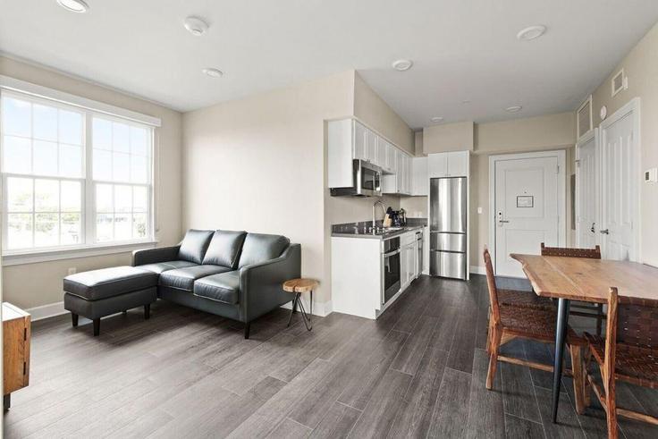 Building Saint Claude Avenue - hosteeva - 1266600 - USA adresindeki bir dairede modern mobilyalarla zarif bir şekilde tasarlanmış oturma odası New Orleans, New Orleans