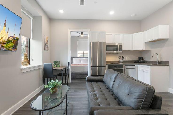 New Orleans New OrleansのBuilding Saint Claude Avenue - hosteeva - 1462300のアパートメントにある、モダンな家具を備えたエレガントなデザインのリビングルーム New Orleans New OrleansのBuilding Saint Claude Avenue - hosteeva - 1462300のアパートメントにある、モダンな家具を備えたエレガントなデザインのリビングルーム