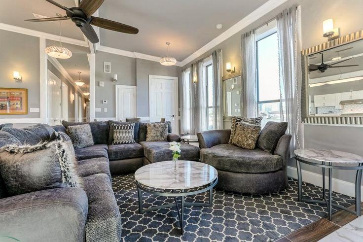 New Orleans, New Orleans에 위치한 Building Baronne Street - hosteeva - 1269233 - USA 유닛의 세련된 인테리어가 돋보이는 거실 New Orleans, New Orleans에 위치한 Building Baronne Street - hosteeva - 1269233 - USA 유닛의 세련된 인테리어가 돋보이는 거실