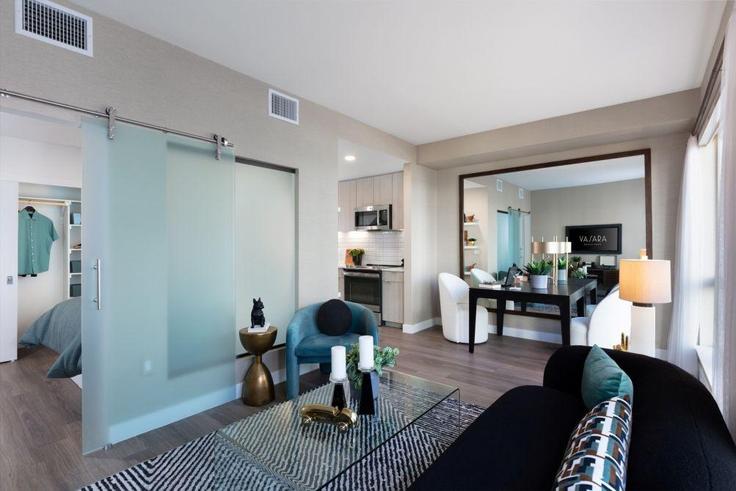 Building Constitution Drive - hosteeva - 1266633 - SFO adresindeki bir dairede modern mobilyalarla zarif bir şekilde tasarlanmış oturma odası Menlo Park, Menlo Park Building Constitution Drive - hosteeva - 1266633 - SFO adresindeki bir dairede modern mobilyalarla zarif bir şekilde tasarlanmış oturma odası Menlo Park, Menlo Park