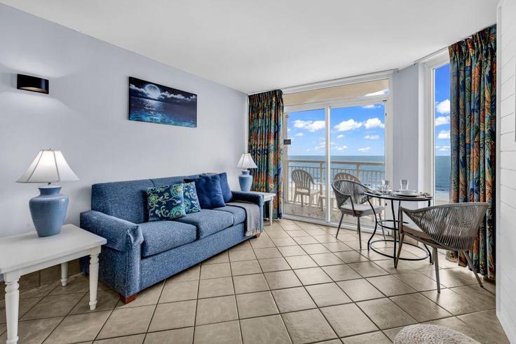 Building North Creekside Drive - hosteeva - 1508128 adresindeki bir dairede modern mobilyalarla zarif bir şekilde tasarlanmış oturma odası Myrtle Beach, Myrtle Beach Building North Creekside Drive - hosteeva - 1508128 adresindeki bir dairede modern mobilyalarla zarif bir şekilde tasarlanmış oturma odası Myrtle Beach, Myrtle Beach