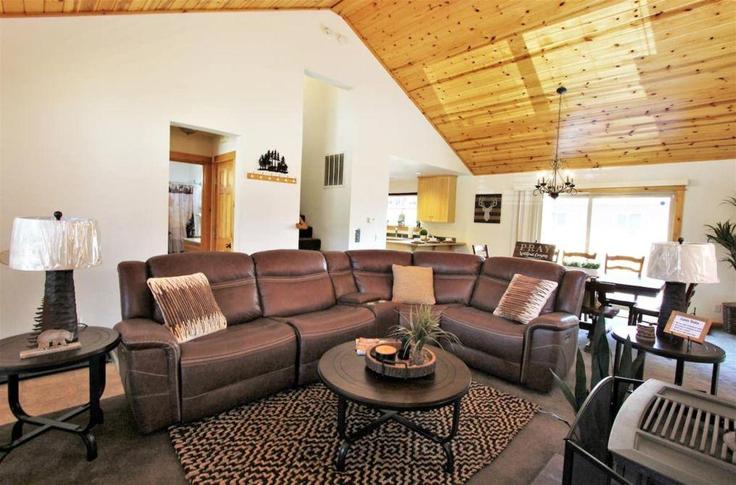 Building Mahanoy Lane - hosteeva - 1266162 - LAX adresindeki bir dairede modern mobilyalarla zarif bir şekilde tasarlanmış oturma odası Big Bear Lake, Big Bear Lake Building Mahanoy Lane - hosteeva - 1266162 - LAX adresindeki bir dairede modern mobilyalarla zarif bir şekilde tasarlanmış oturma odası Big Bear Lake, Big Bear Lake