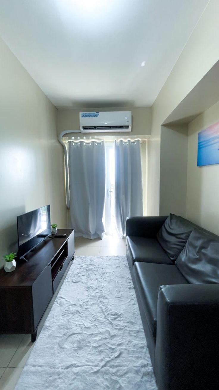 Mandurriao, Iloilo City에 위치한 Building Donato Pison Avenue - hosteeva - 1369013 유닛의 세련된 인테리어가 돋보이는 거실 Mandurriao, Iloilo City에 위치한 Building Donato Pison Avenue - hosteeva - 1369013 유닛의 세련된 인테리어가 돋보이는 거실