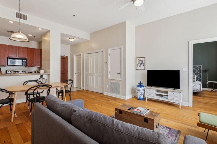 Building Common Street - hosteeva - 1267814 - USA adresindeki bir dairede modern mobilyalarla zarif bir şekilde tasarlanmış oturma odası New Orleans, New Orleans Building Common Street - hosteeva - 1267814 - USA adresindeki bir dairede modern mobilyalarla zarif bir şekilde tasarlanmış oturma odası New Orleans, New Orleans